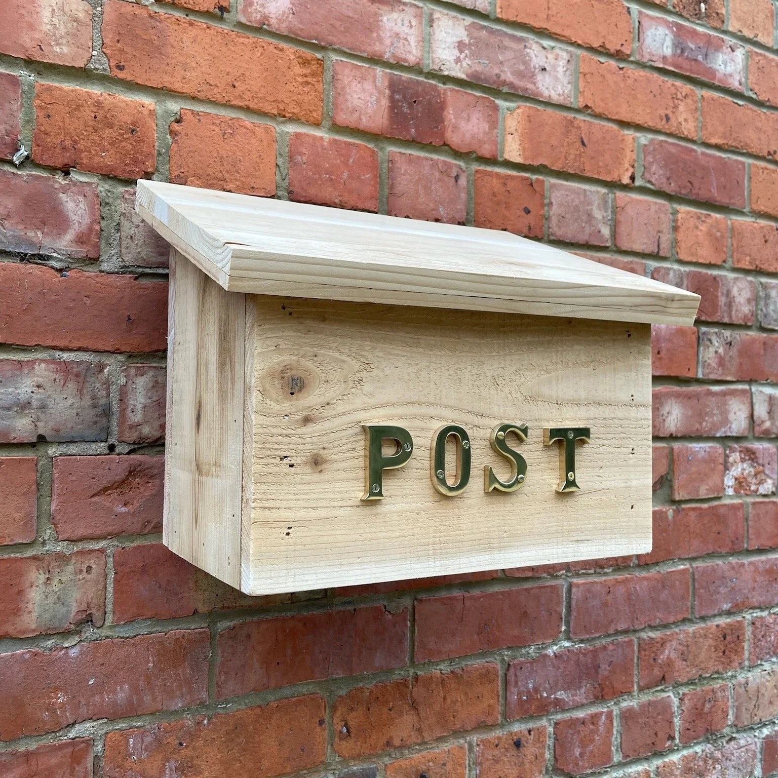 Had a few lengths of cedar board left over, so I designed and created this post box as my old rusty metal one had seen better days!

#post box
#cedar #gardendesign
#gardening
#landscaping
#gardentransformation
#builttolast
#gloucestershire