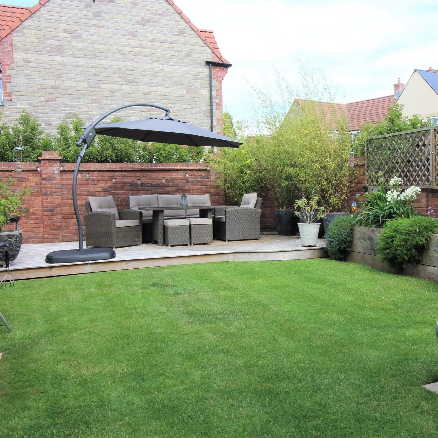 To complement the existing curved wall, and to soften the straight lines of the space, I designed and created a rectangular deck pattern which transitioned into a circular form. Oak boards used throughout and left to naturally silver so they match th