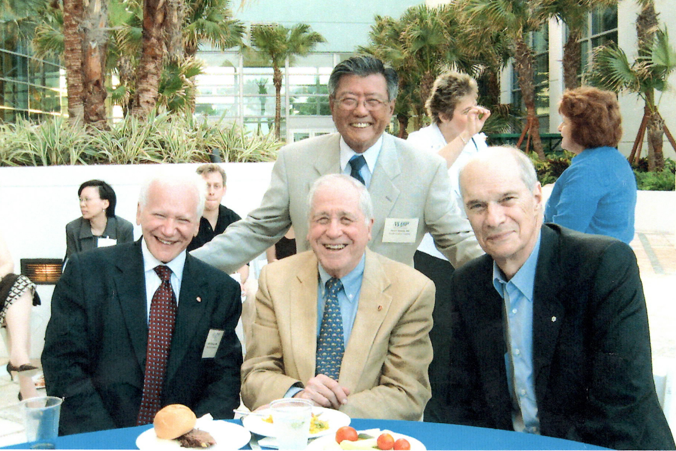 LES 50 ANS D'UNE INSTITUTION - Pendant plusieurs décennies, le Dr Robidoux entretient une collaboration étroite avec le NSABP, un groupe de recherche majeur dans la lutte contre le cancer du sein. Cette photo immortalise les célébrations du 50e anniv