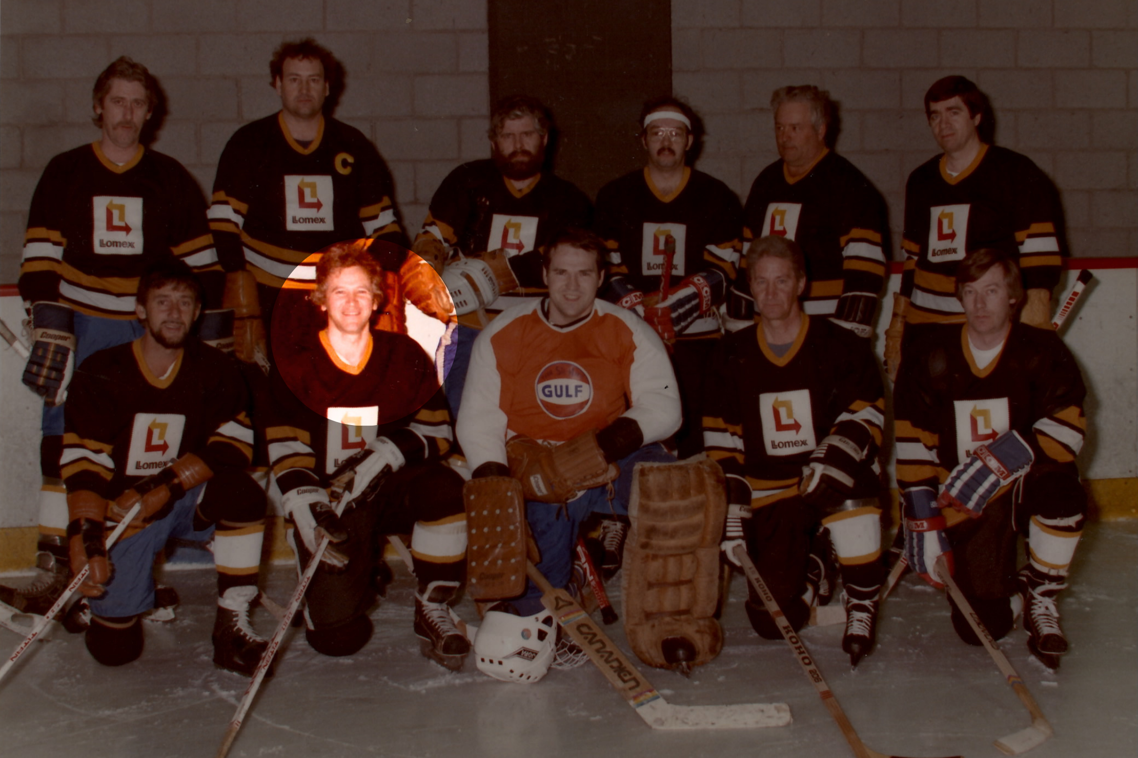 UN VRAI AMATEUR DE HOCKEY - Bien avant de consacrer sa vie à la médecine, André avait déjà une autre passion : le hockey. Amateur fidèle de ce sport bien de chez nous, il aimait suivre les matchs, discuter des équipes et partager cette passion avec s