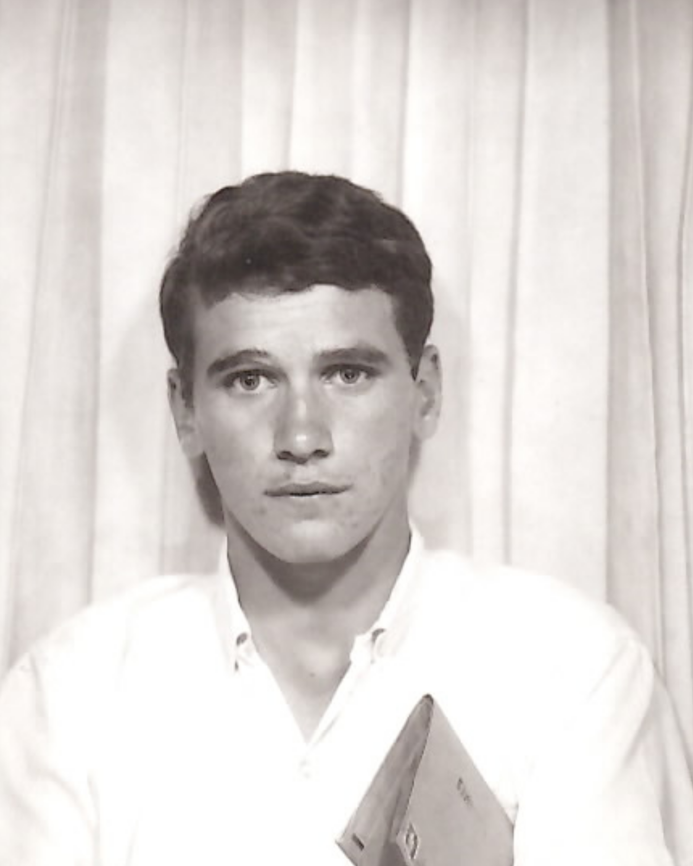 UN ADO STUDIEUX - Déjà à l’adolescence, André se distingue par sa curiosité, sa discipline et son goût pour les études. Un jeune homme sérieux et déterminé, sans encore se douter que cette soif d’apprendre le mènerait un jour à consacrer sa carrière 