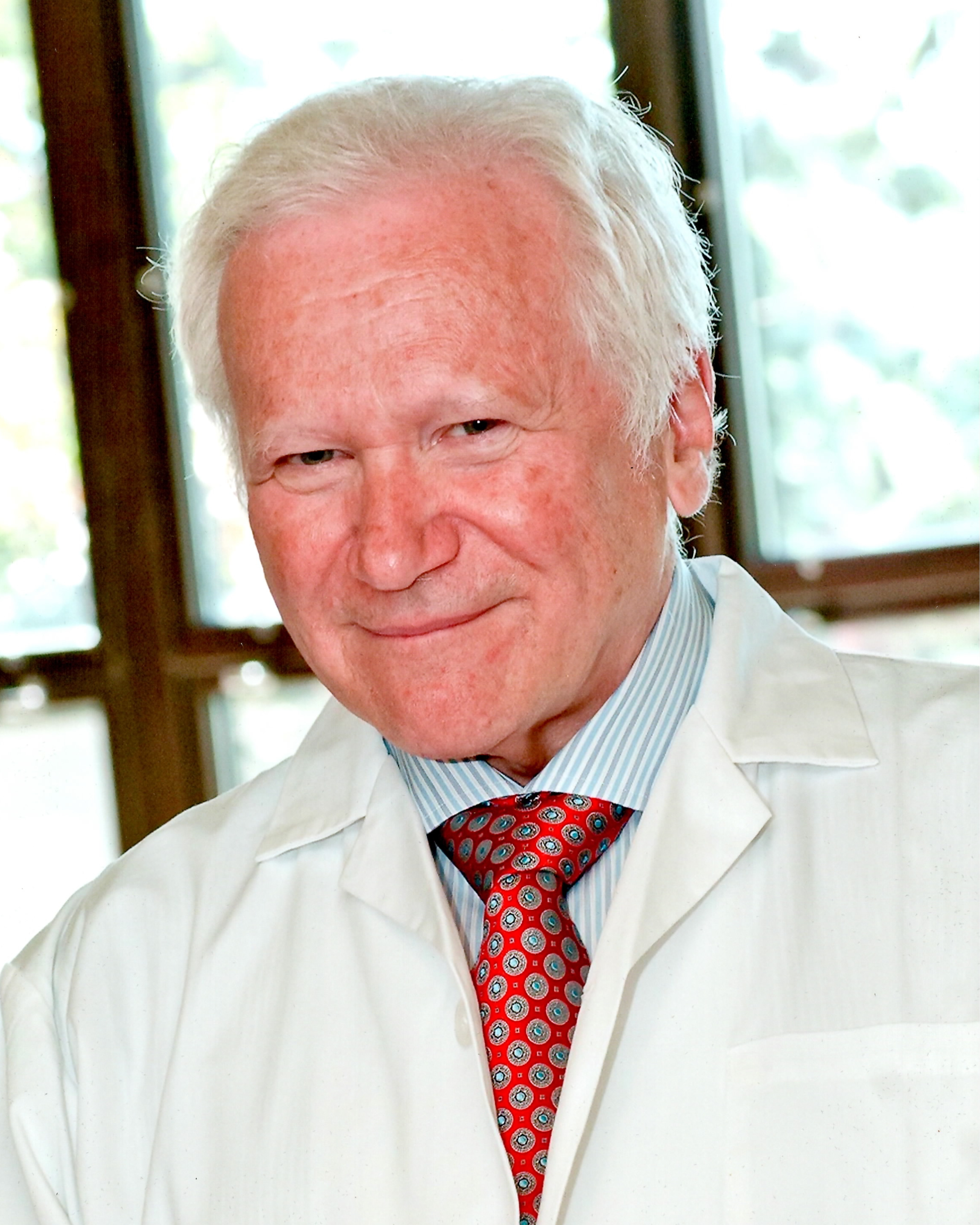 LA RECHERCHE... UNE VALEUR FONDAMENTALE - Pour le Dr Robidoux, soigner allait de pair avec chercher, comprendre et faire avancer la médecine. Tout au long de sa carrière, il fait de la recherche clinique une priorité, convaincu que les découvertes d’