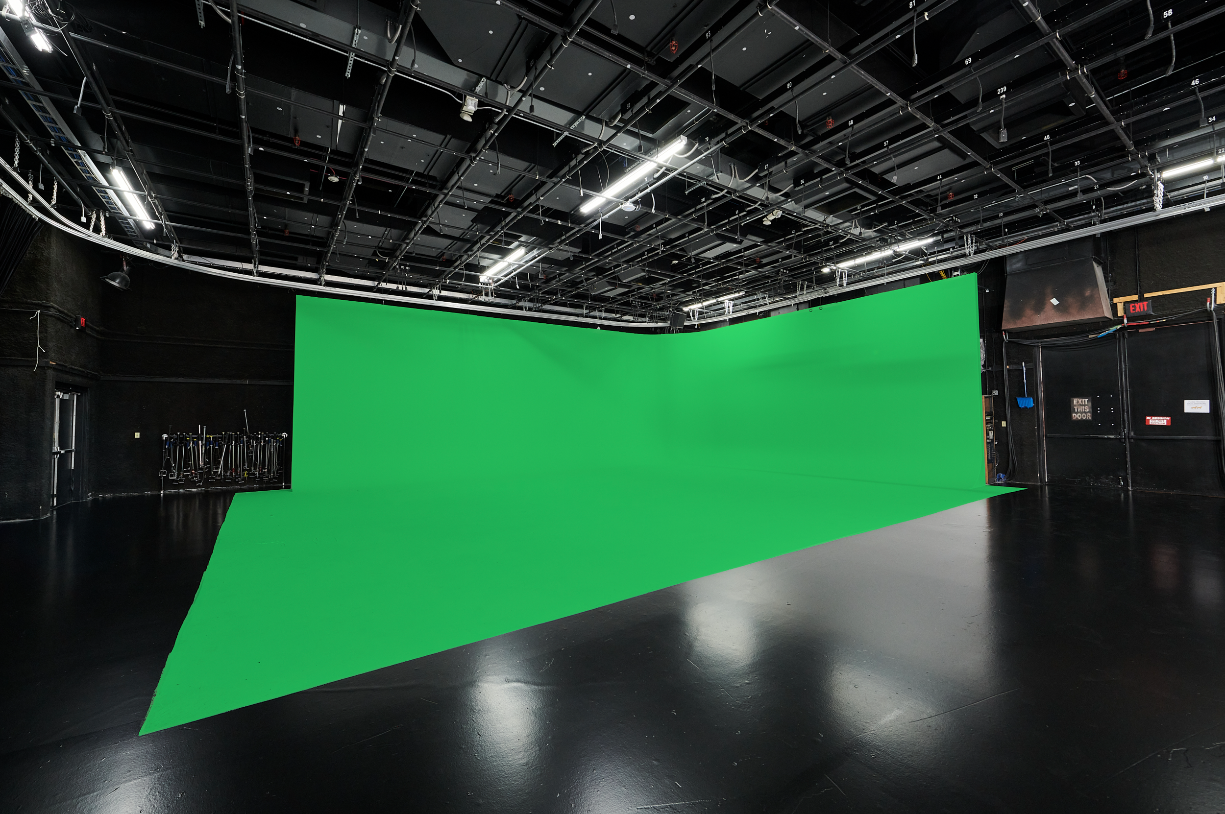 skyway-studios-studio-c-cyc-wall-3.png