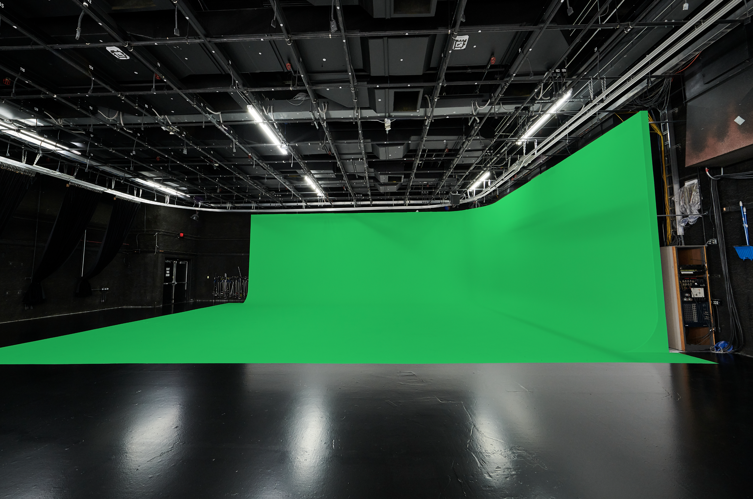 skyway-studios-studio-c-cyc-wall-4.png