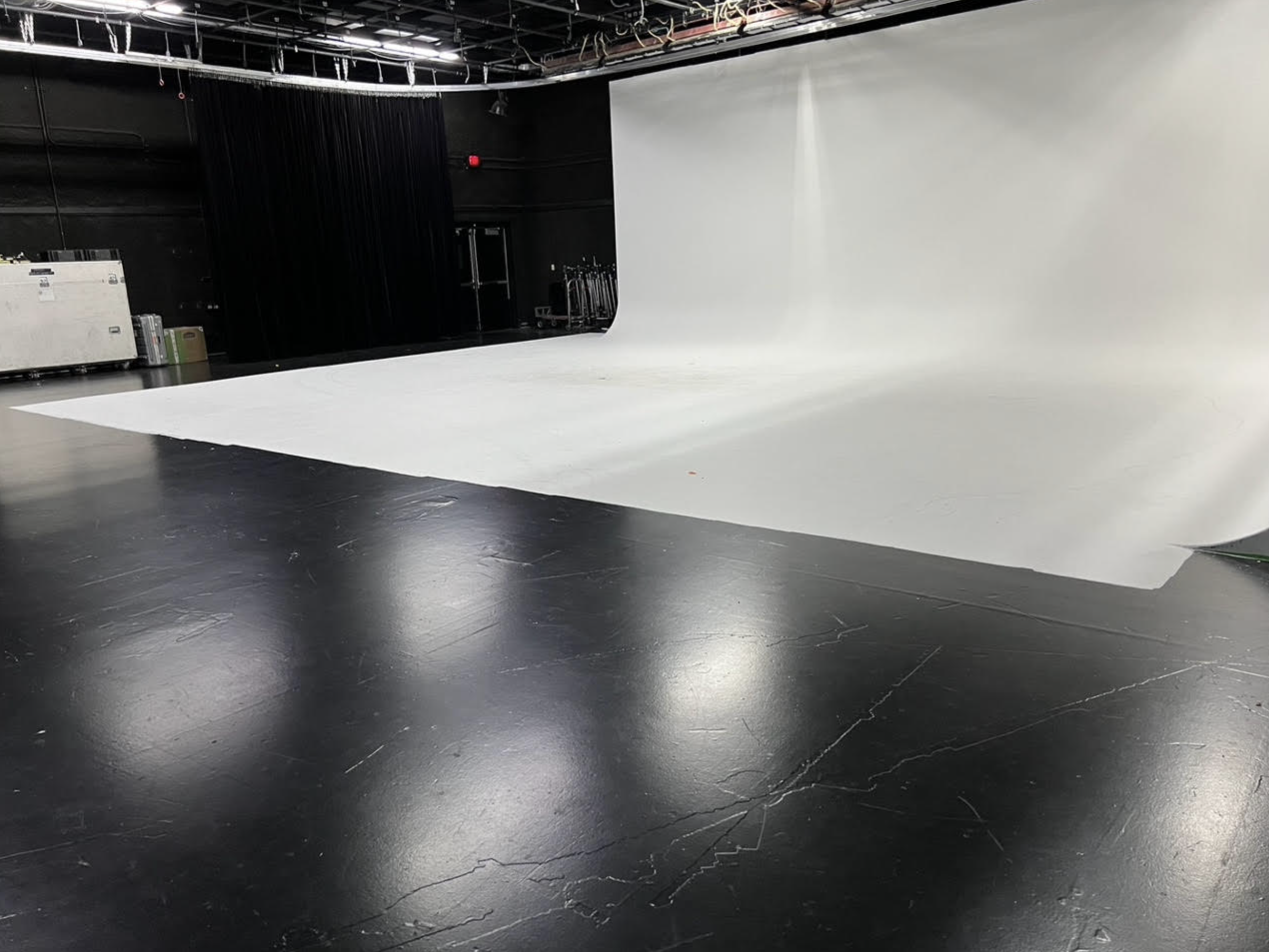 skyway-studios-studio-c-cyc-wall-5.png