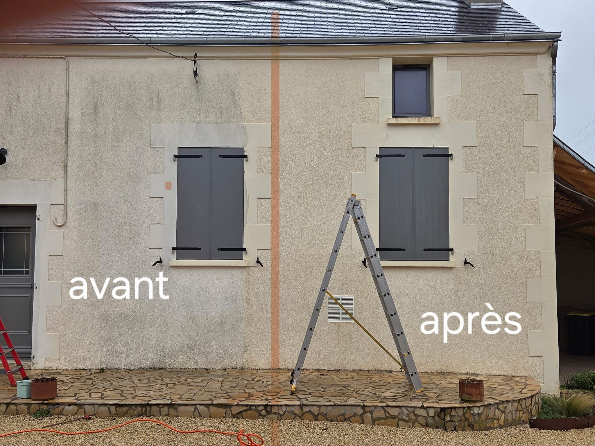 Une façade de maison avec des fenêtres et des volets gris foncé. Il y a un escalier en aluminium au premier plan et des pots de fleurs en terre à gauche. La photo montre une différence entre l'avant et l'après des travaux de rénovation.