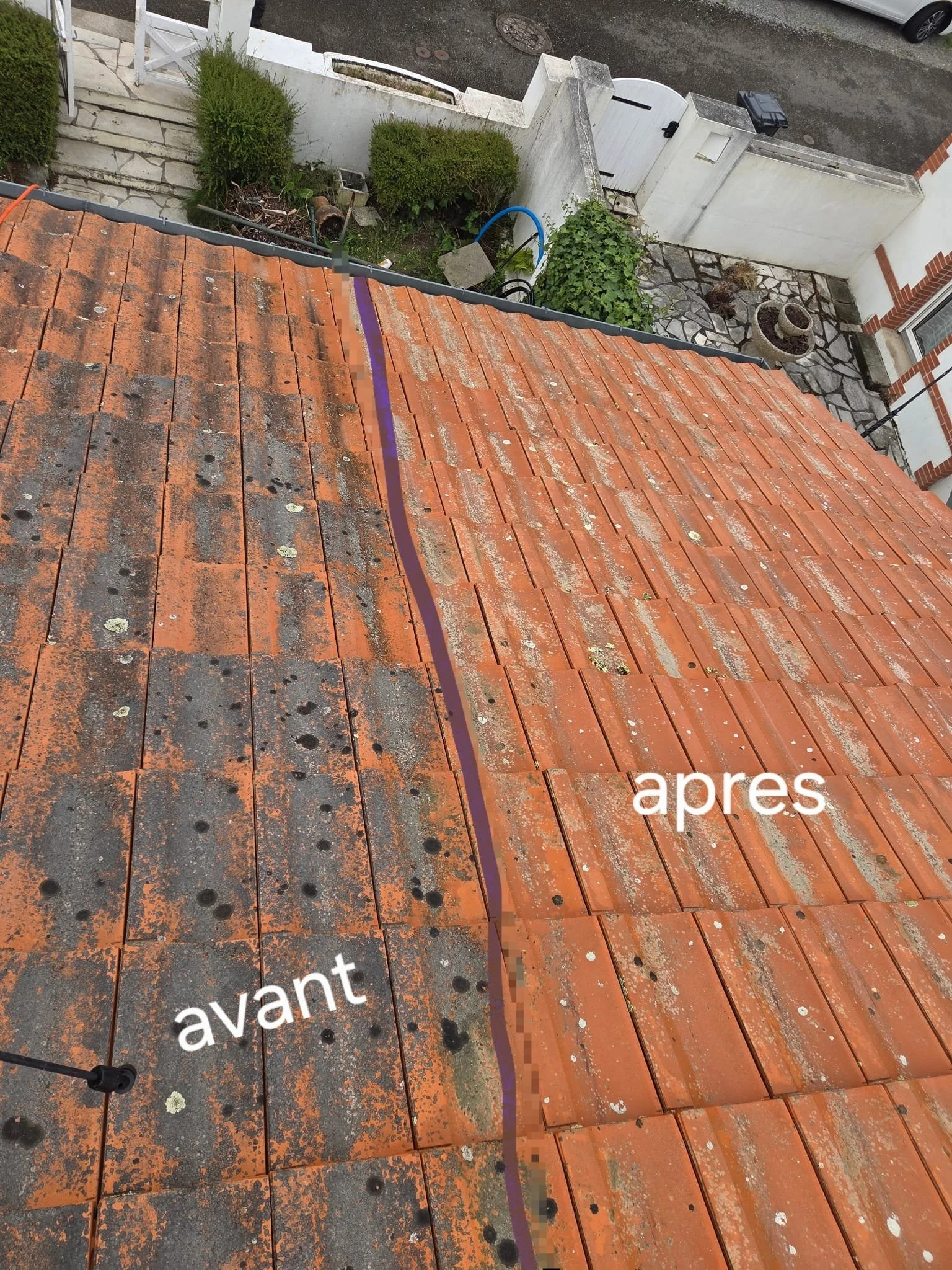 Photo vue du dessus montrant un toit en tuiles rouges sale avec des mousses et de la saleté. La moitié droite du toit est propre et claire, la partie gauche est sale. Sur le bas de l'image, il y a le mot "avant" et sur la moitié droite, le mot "après" en blanc.
