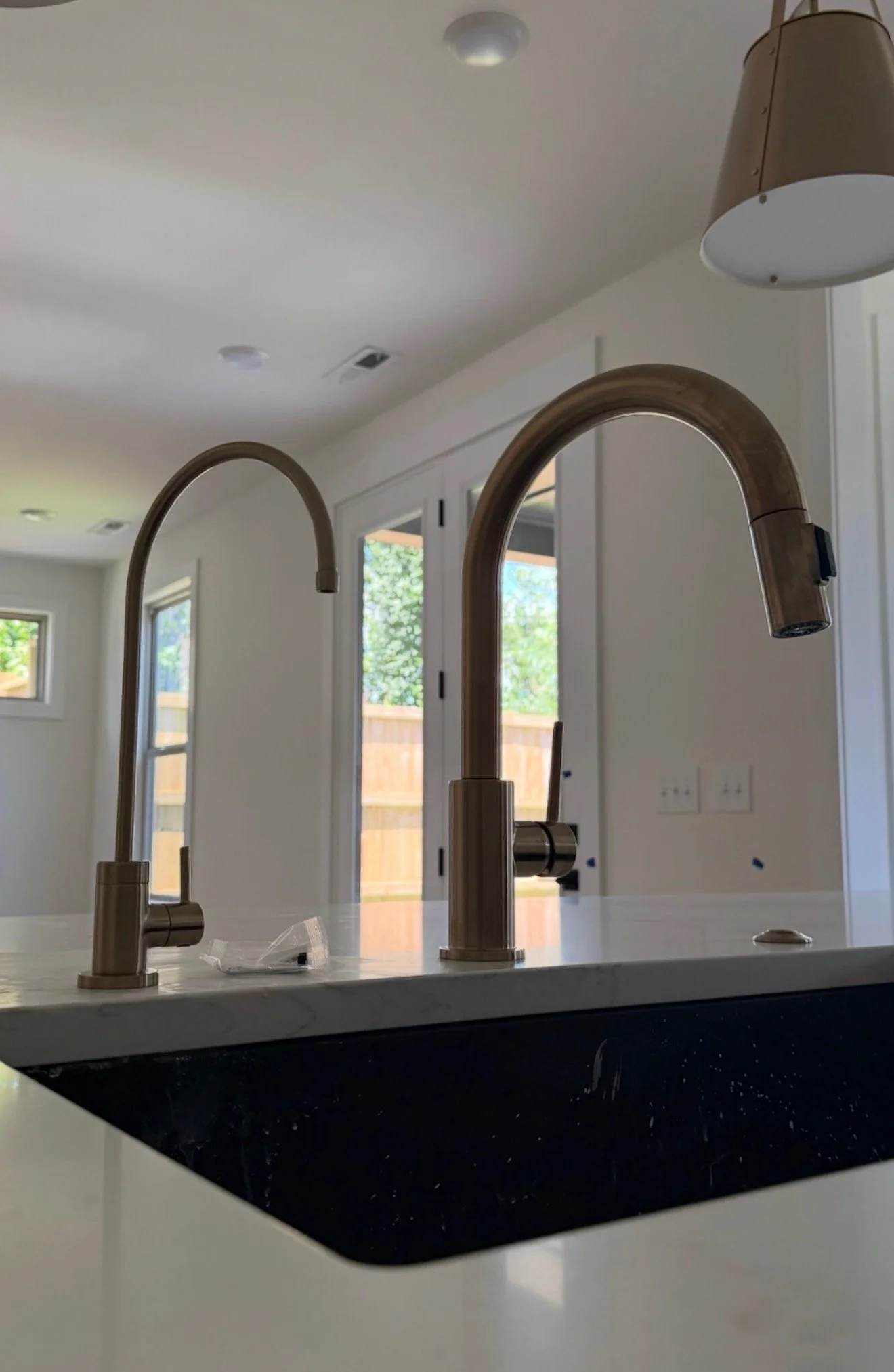 gold-hydrogen-water-infuser-white-countertop