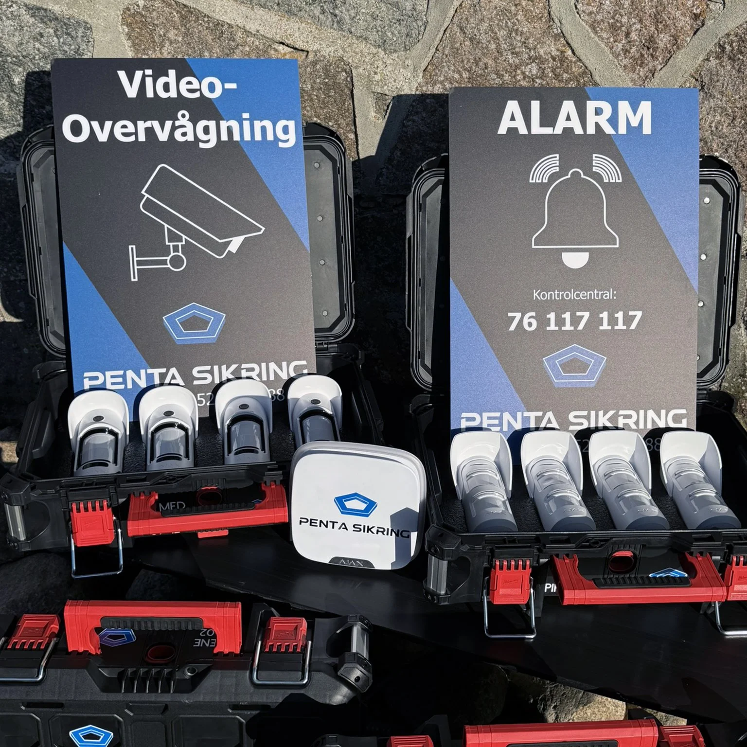 Pakke med alarmsystemer fra Penta Sikring, indeholdende kameraer, sensorer og kontrolcentral.