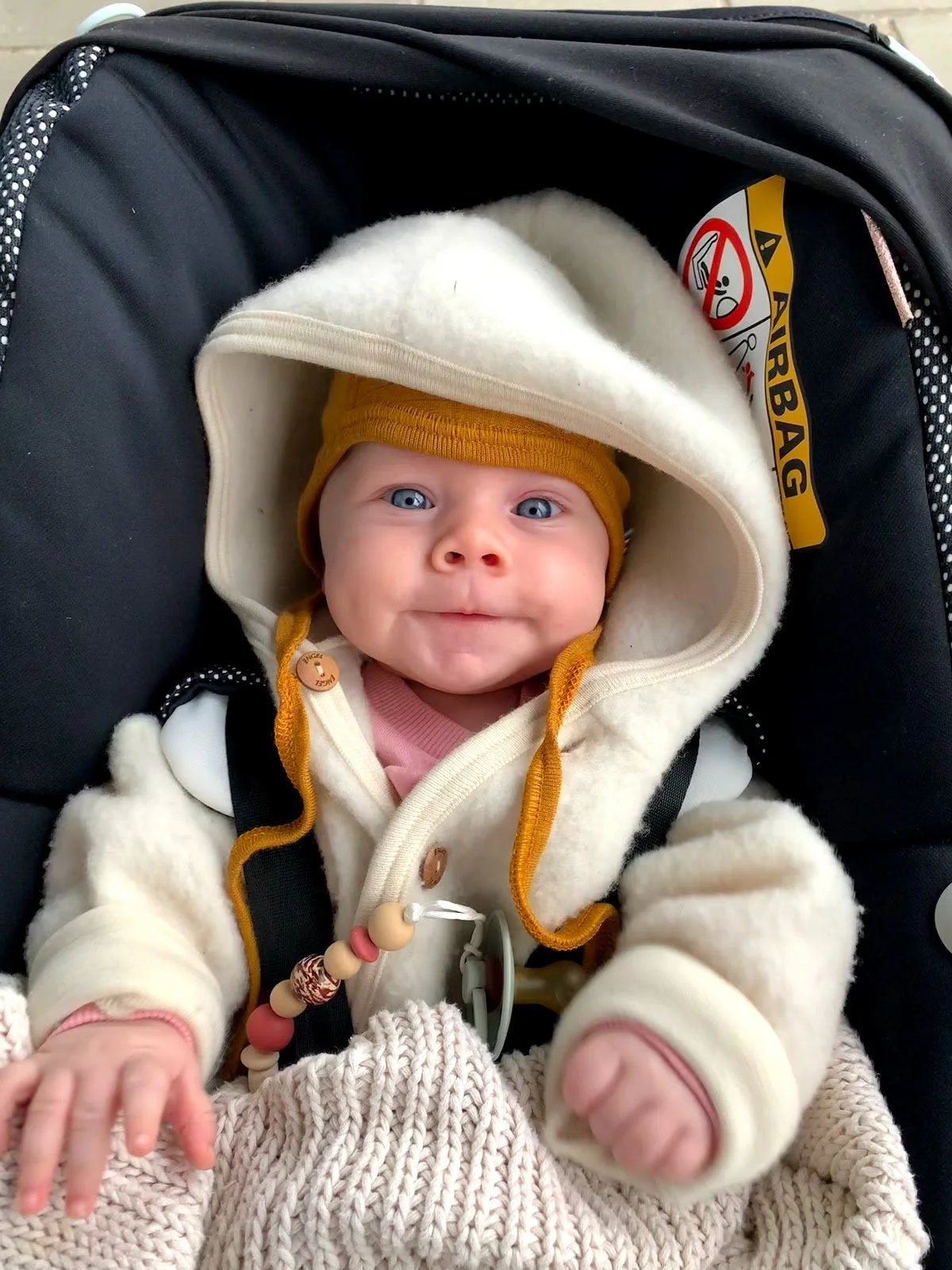 Baby in warme merinowol, muts en jasje