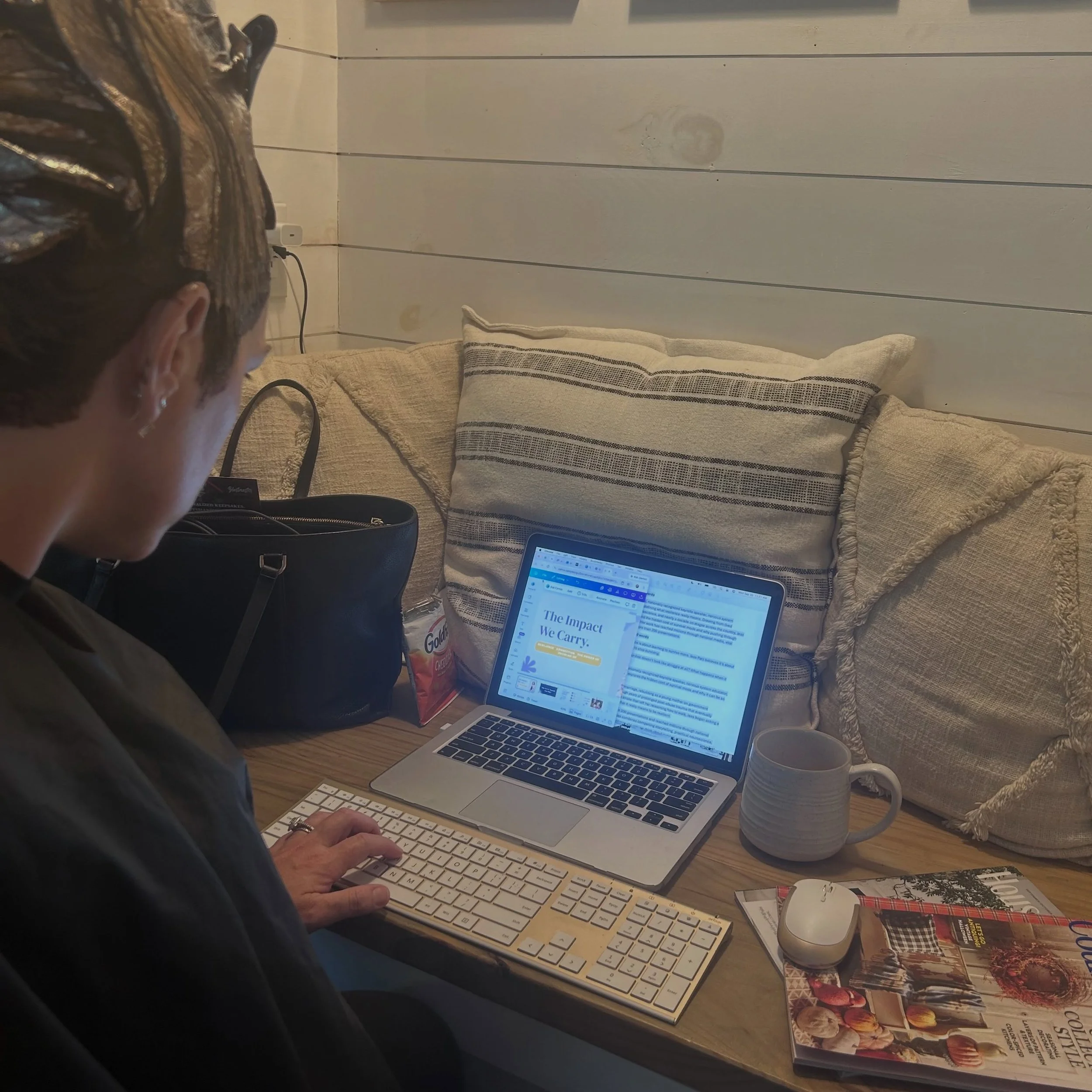 Dreams. Deadlines &amp; Hair dye 😜 

Sitting in the salon getting my hair done while simultaneously working on multiple keynotes I&rsquo;ll be delivering throughout October.

And somewhere in the middle of the laptop, the foils, the much needed coff
