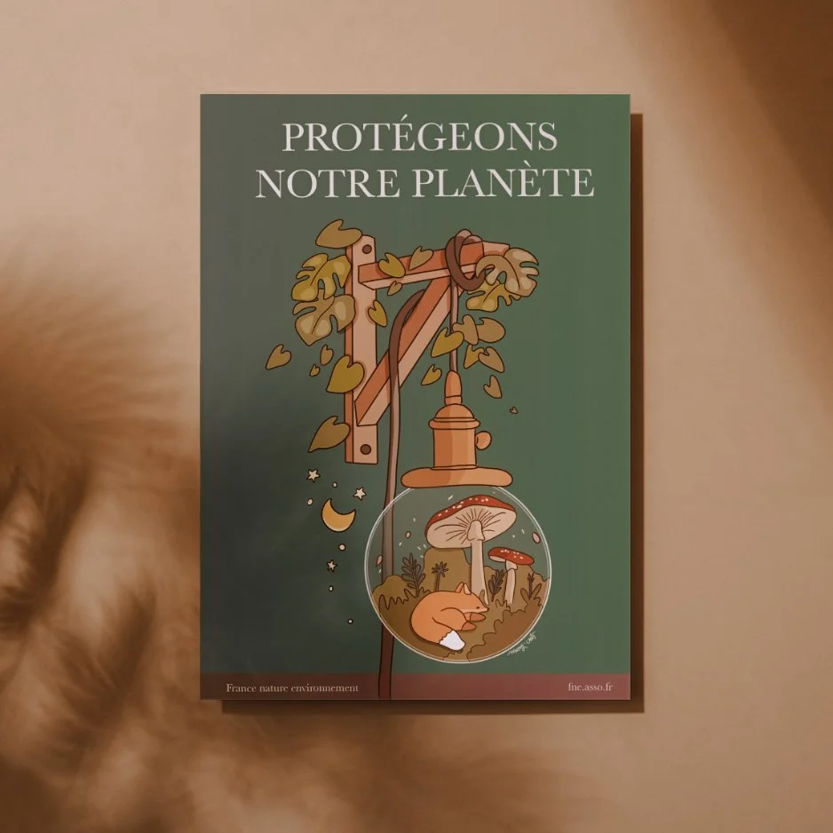 Affiche avec le texte "Protégeons notre planète" et une illustration d'une lampe suspendue avec des plantes, un champignon et un animal endormi en dessous, symbolisant la nature et la protection de l'environnement.