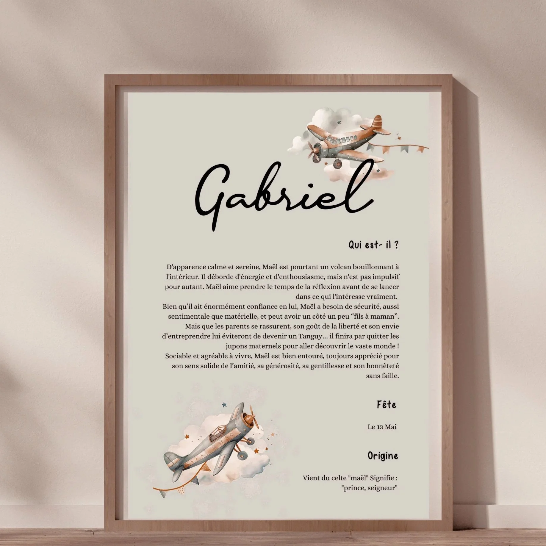 Une affiche pour une fête indique que la fête aura lieu le 13 mai et parle de l'origine du nom 'Maël', signifiant 'prince, seigneur'. Il y a une illustration d'un avion en papier en forme d'avion à hélice, avec des nuages et des décorations de fête.