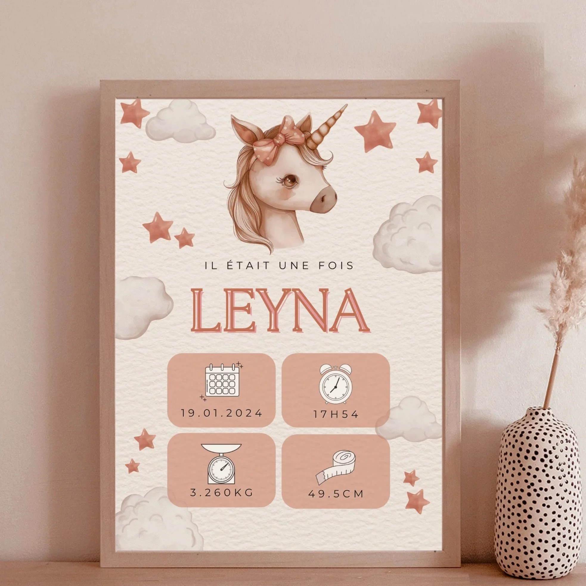 Affiche de naissance avec illustration de licorne, étoiles, nuages, et détails de date, poids, taille, heure, et nom 'Leya'.