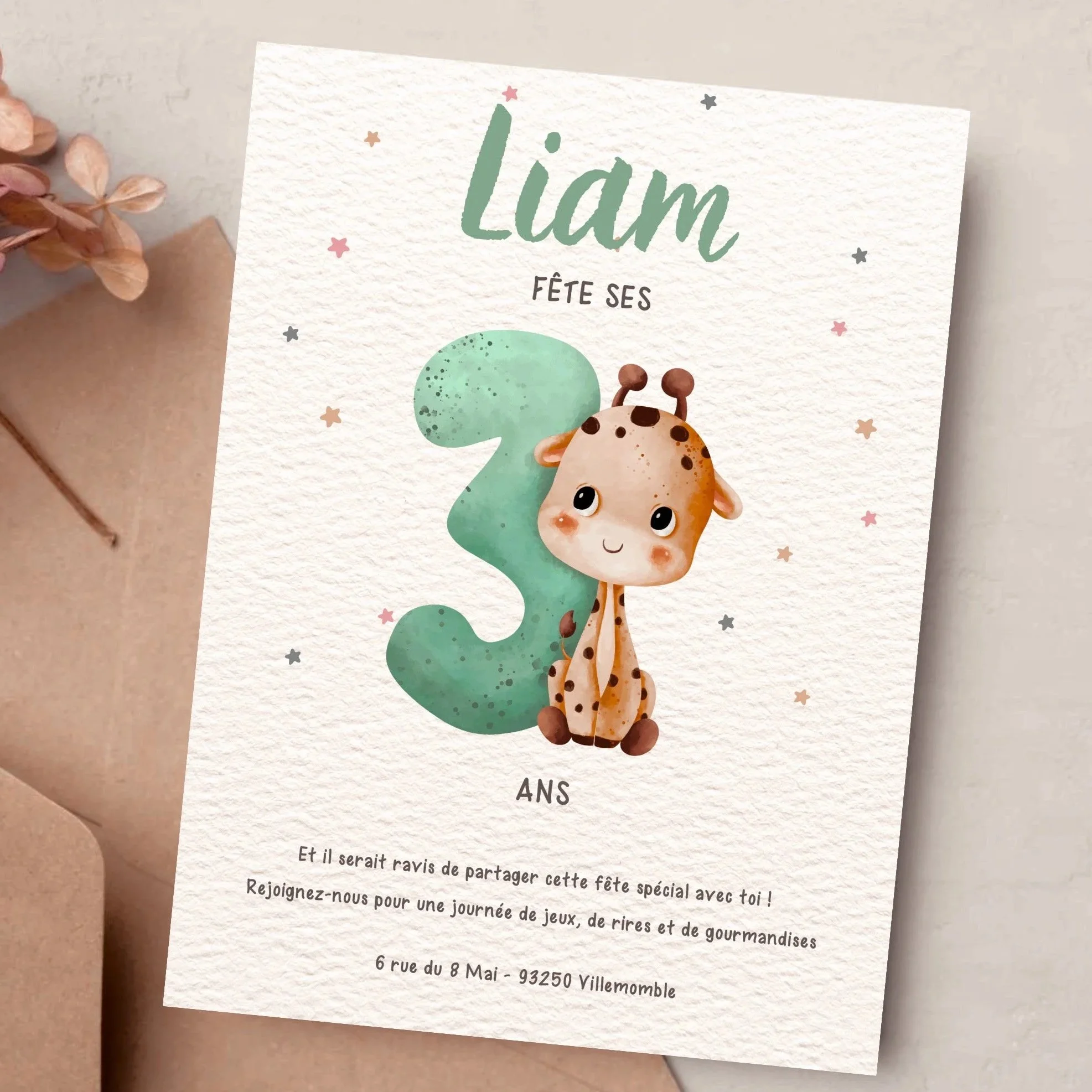 Une invitation pour la fête du Lémurien, un animal avec un corps rayé orange et noir, des yeux grands et mignons, un petit sourire, et des oreilles pointues, accompagné de décorations de petites étoiles roses et grises. Fond blanc avec texte en français.