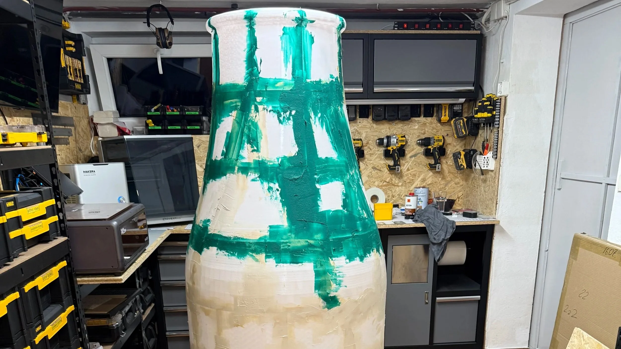 Montaż dużego wydruku 3D z wielu elementów i wewnętrznych łączników