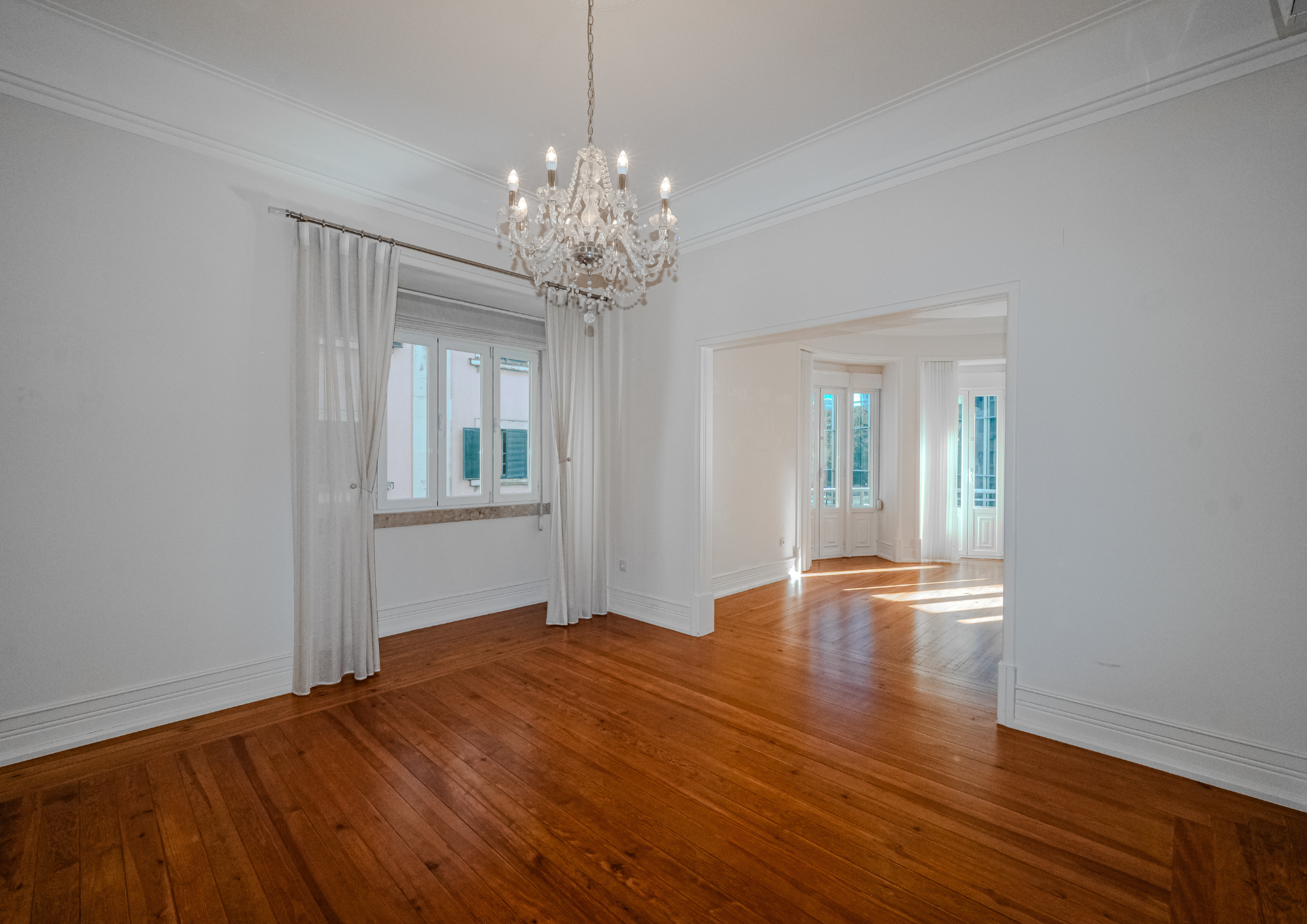 Diagonal perspective highlights floor lines, natural light and spatial continuity.