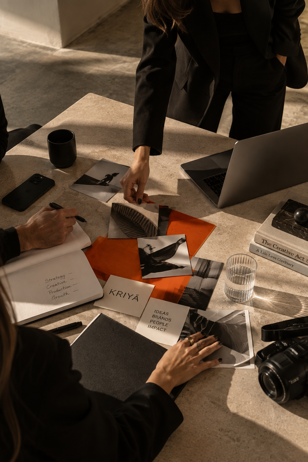 Equipa da Kriyā Projects a analisar referências visuais e materiais durante um processo de estratégia e direção criativa.