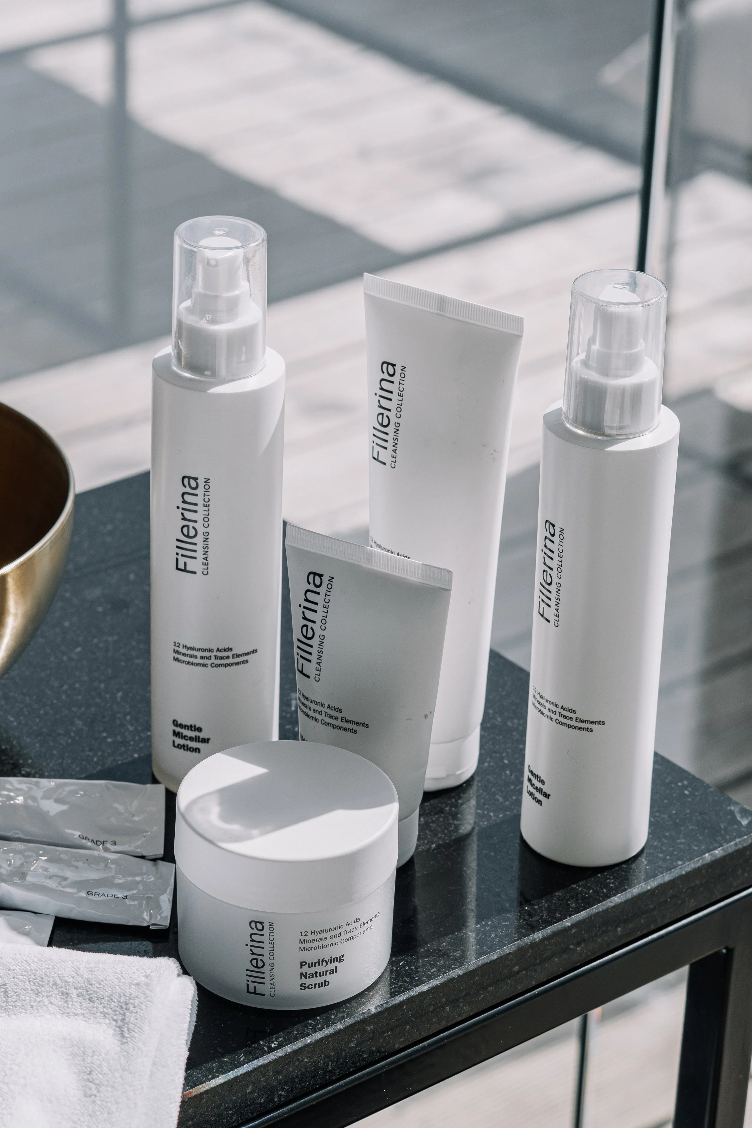 Produtos de skincare fotografados em ambiente natural, exemplo de fotografia de produto e conteúdo visual para marcas de beleza.