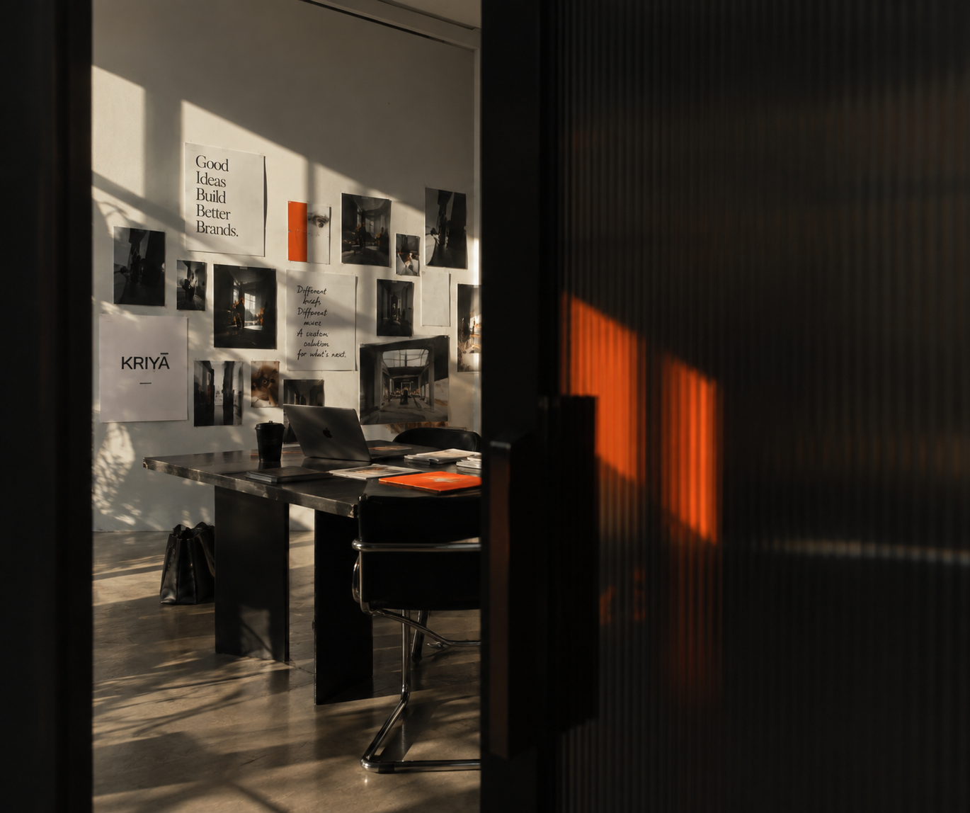Espaço de trabalho criativo da Kriyā Projects com moodboards, referências visuais e materiais de desenvolvimento de marca.
