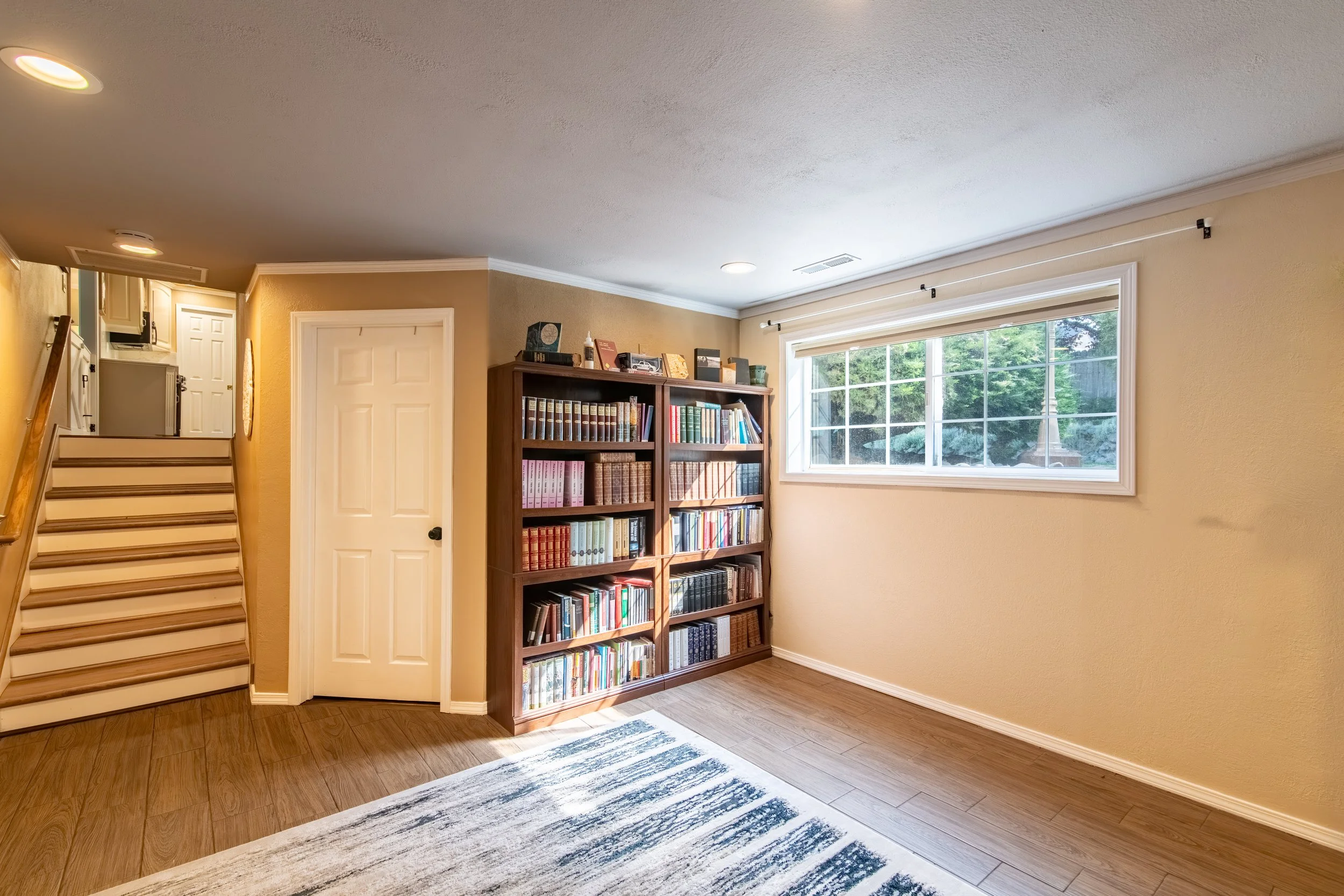 211 Rolling Hills Dr-7.jpg