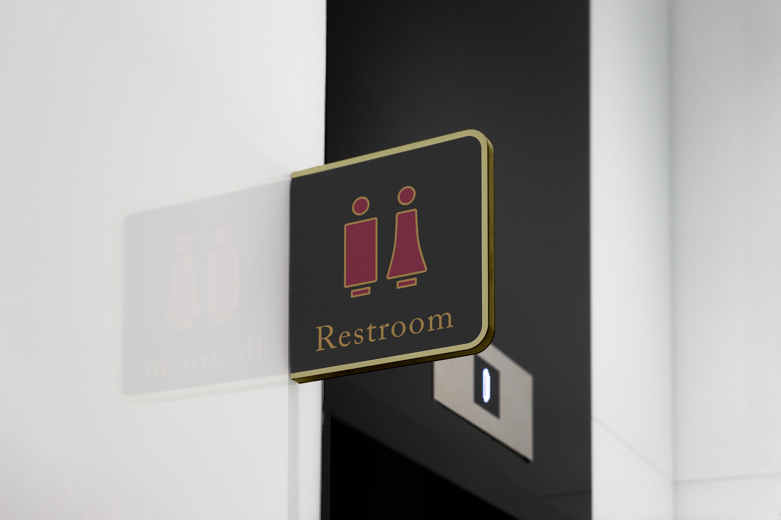 Free Modern Sign Mockup.png