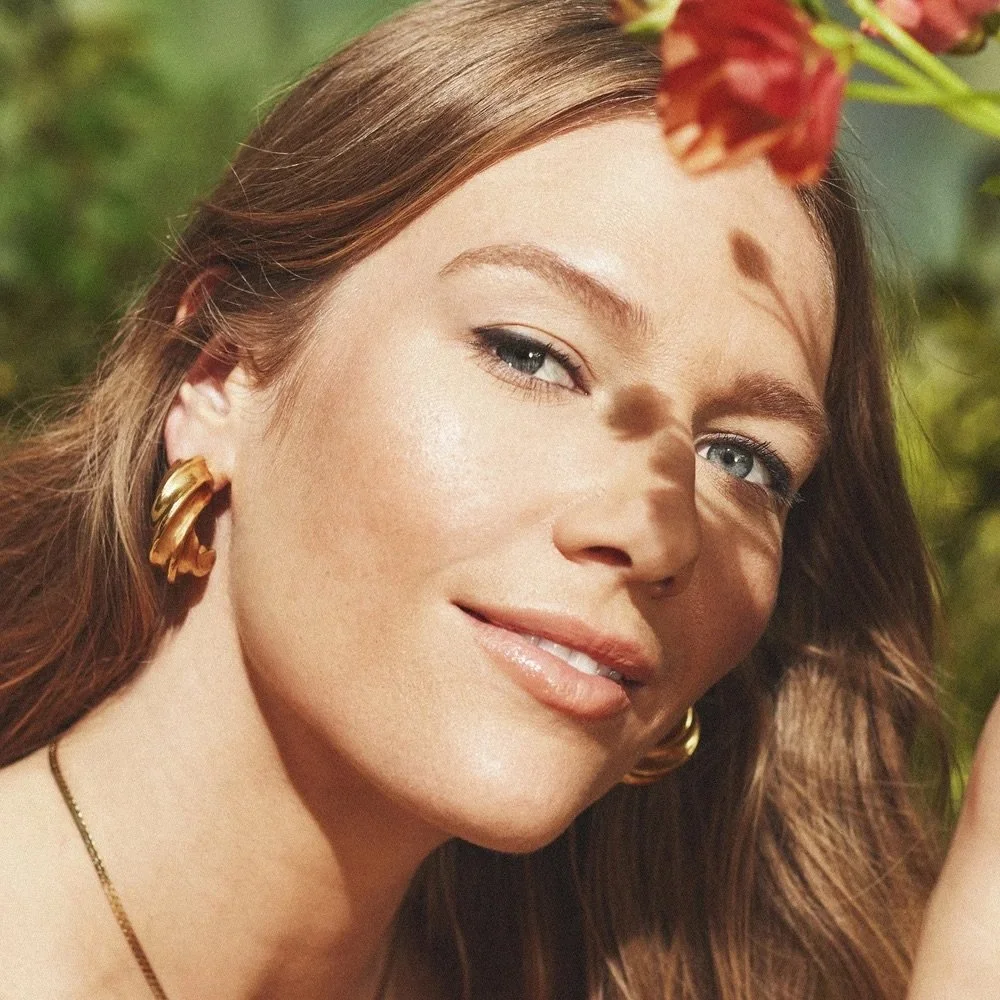 120423_Rebecca_Bronzing_Bio-Hero_1366_Film_Grain_IGF.jpeg