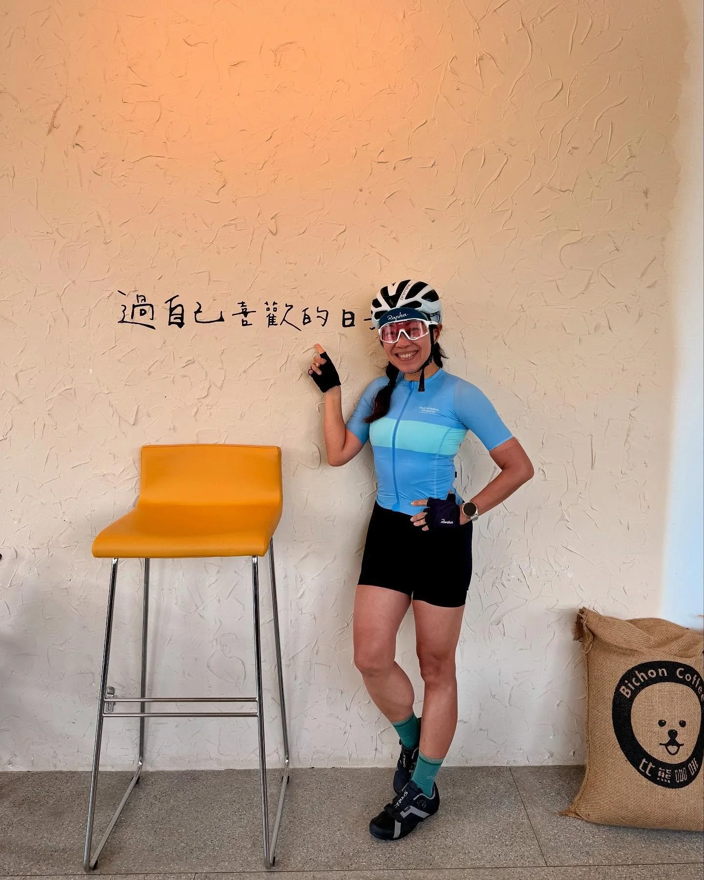 Do what you love; love what you do 🥰 
Happy #sundayfunday 😎
_
My principle is simple. Eat well. Sleep well. Move well. Go back to the basics. 
_
#50andfabulous 
#healthcoachonabrompton 
@bromptonfoldingbike 
@brompton_asia_community 
_

#保健 #保健師 
_