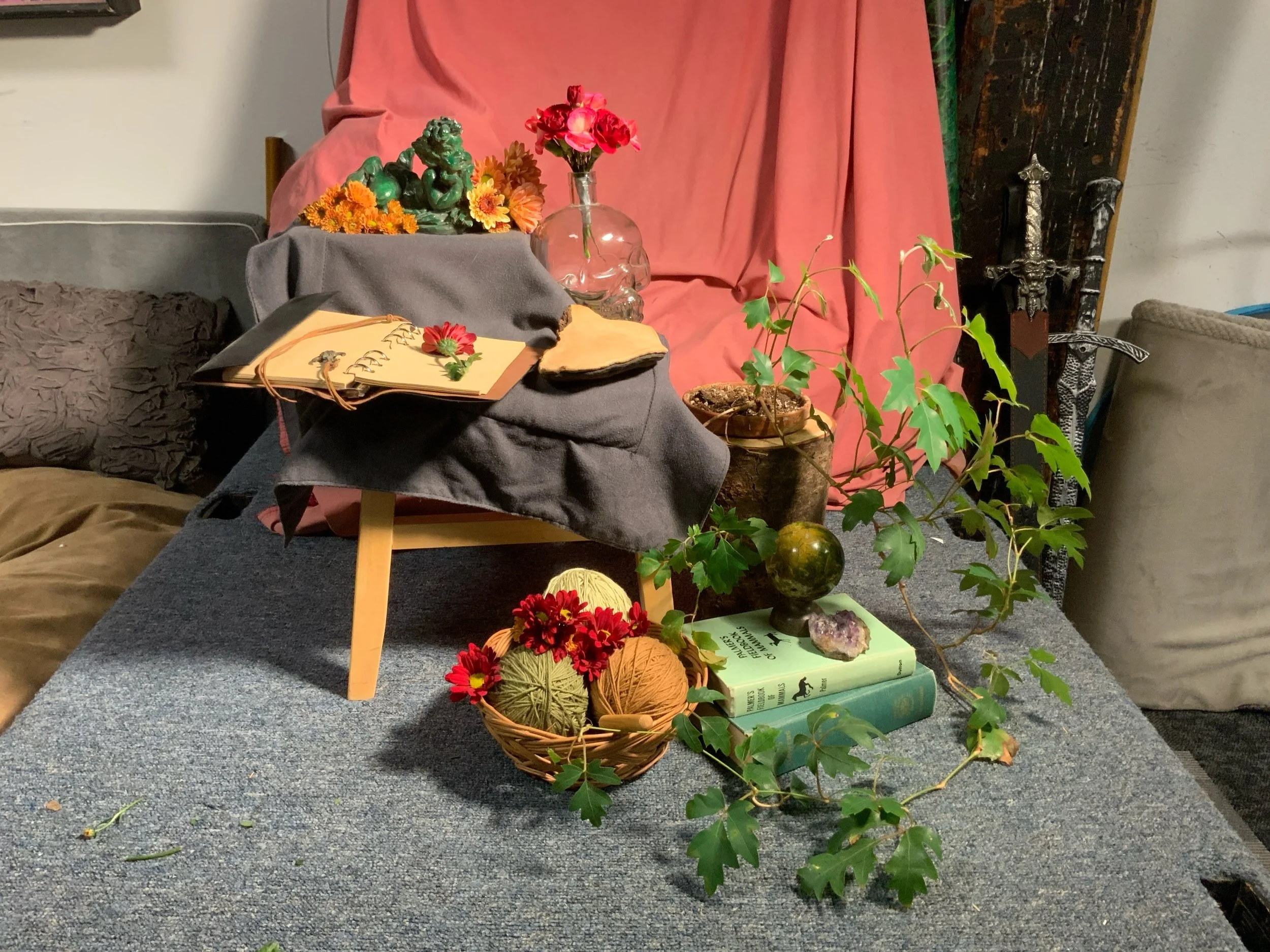 All set up for our Still Life Session! Have you come to one of our $10 Thursday sessions? They&rsquo;re a great way to practice your fundamentals and excuse to draw something new! We hope to see you at the next one! 

#stilllife #ᴛʀᴀᴅɪᴛɪᴏɴᴀʟᴀʀᴛ #arti