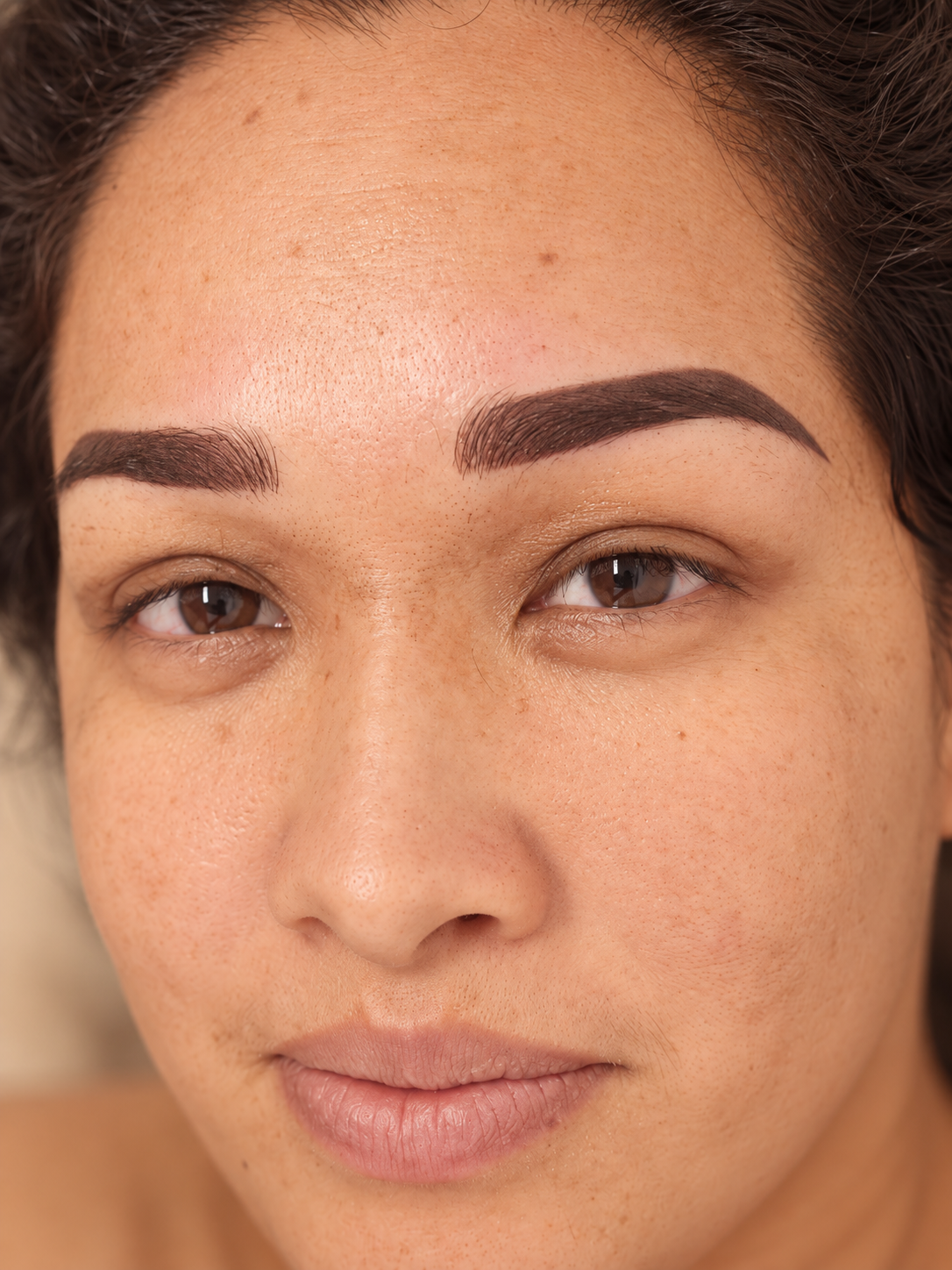 Resultado de micropigmentación de cejas con técnica [combination brows_ híbrida] realizada por ROUS Orozco.