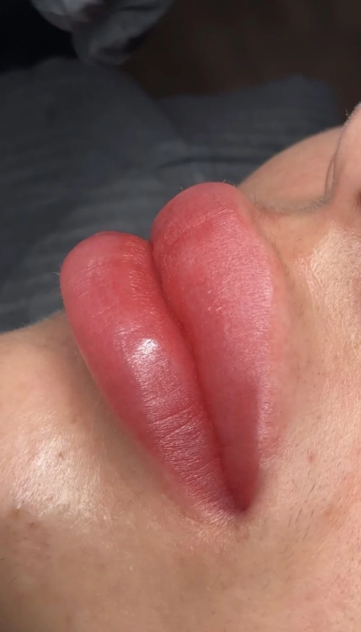 Fresh K-style lip blush result featuring a soft coral-pink gradient, enhanced lip shape, and glossy finish at Akane Studio.