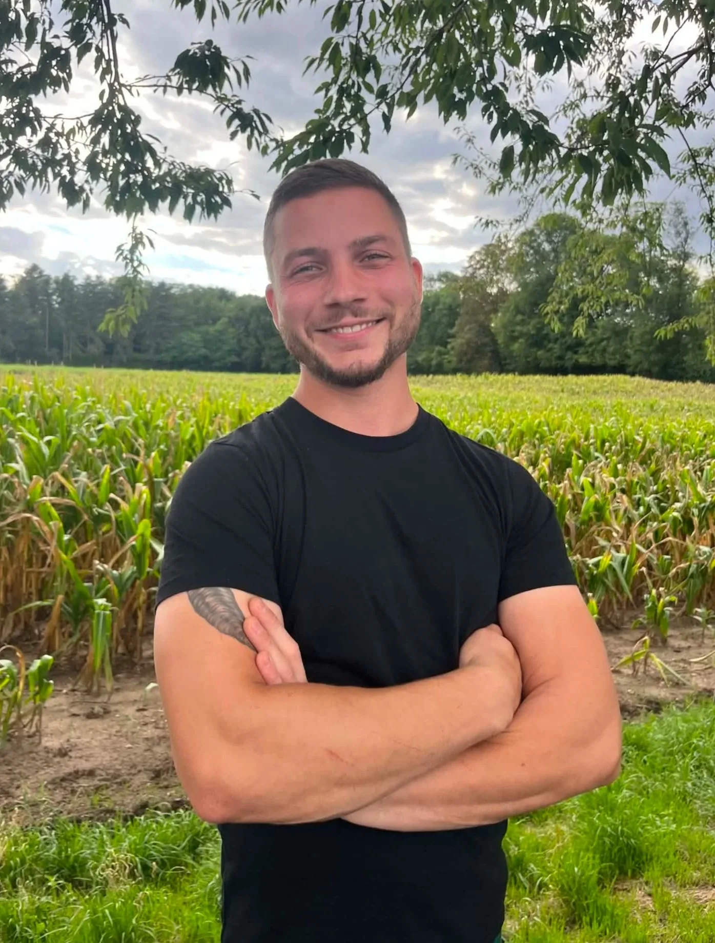 Gründer von Rheinland Wasabi steht vor einem Feld unter Bäumen