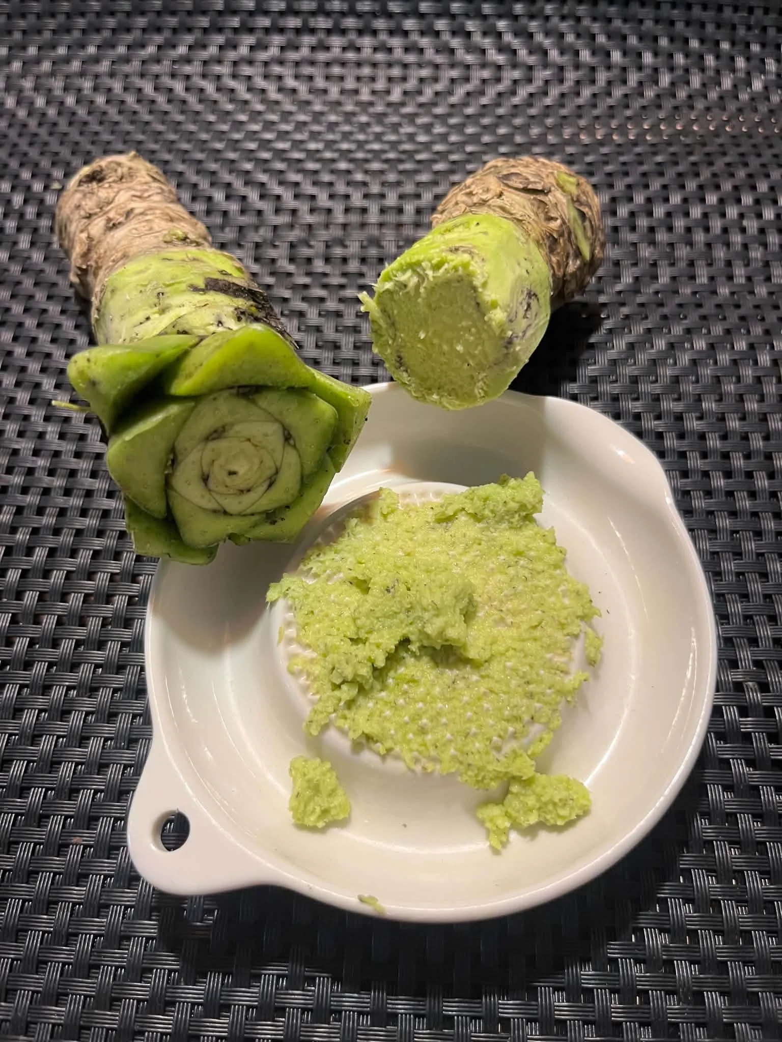 Frische Wasabi-Wurzel und frisch geriebener echter Wasabi