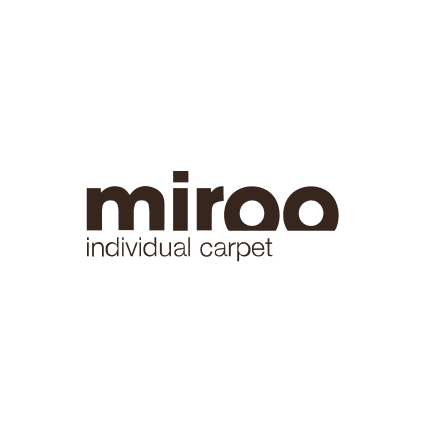 Logo von Miro, einem Unternehmen für individuelle Teppiche, auf schwarzem Hintergrund.