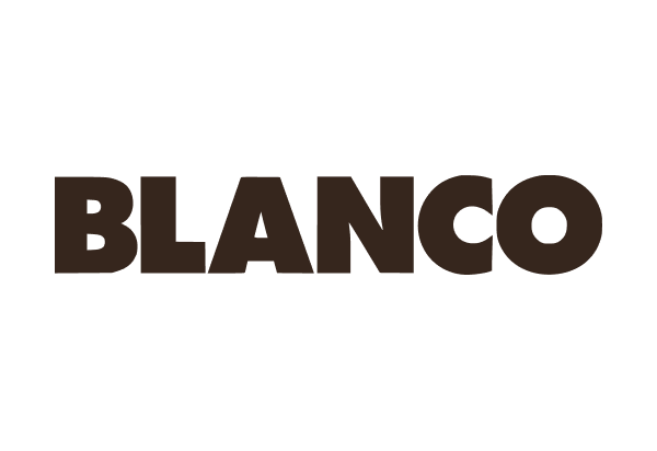 Der Schriftzug 'BLANCO' in großen, braunen Buchstaben auf schwarzem Hintergrund.