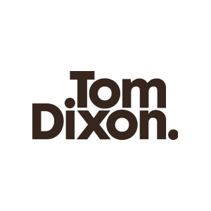 Das Bild zeigt den Text ".Tom Dixon." in großen braunen Buchstaben auf schwarzem Hintergrund.