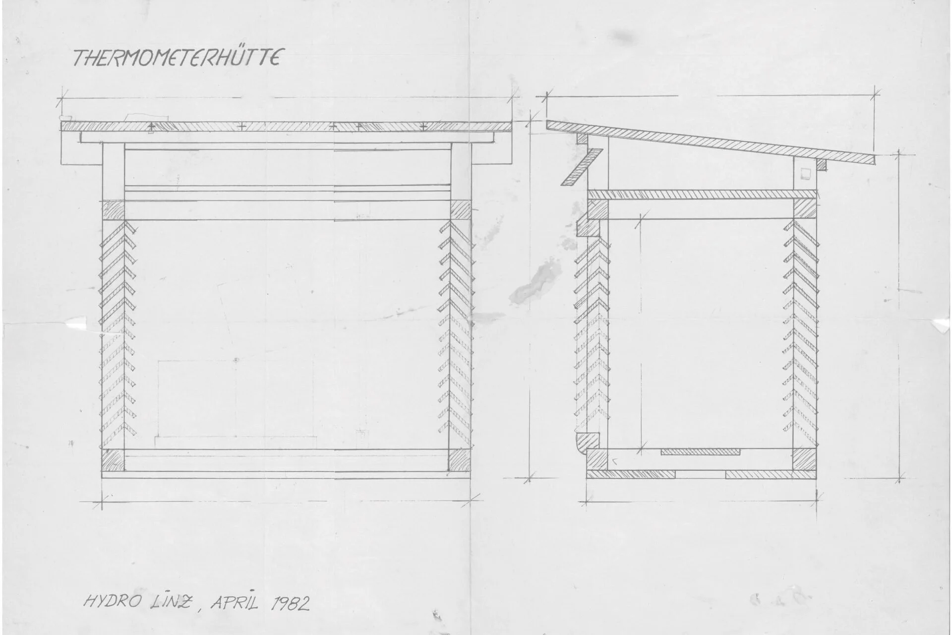 Technische Zeichnung eines Gebäudes mit Stickern, Beschriftungen und Schnittansichten, Überschrift 'THERMOMETERHÜTTE', Fußzeile 'HYDRO LINZ, April 1982'