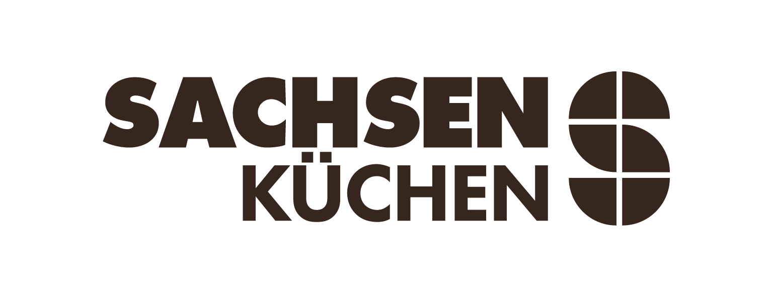 Logo des Sachsen Küchen-Unternehmens mit schwarzem Text und einem geometrischen Symbol, das zusammen ein stilisiertes Küchenmesser bildet.