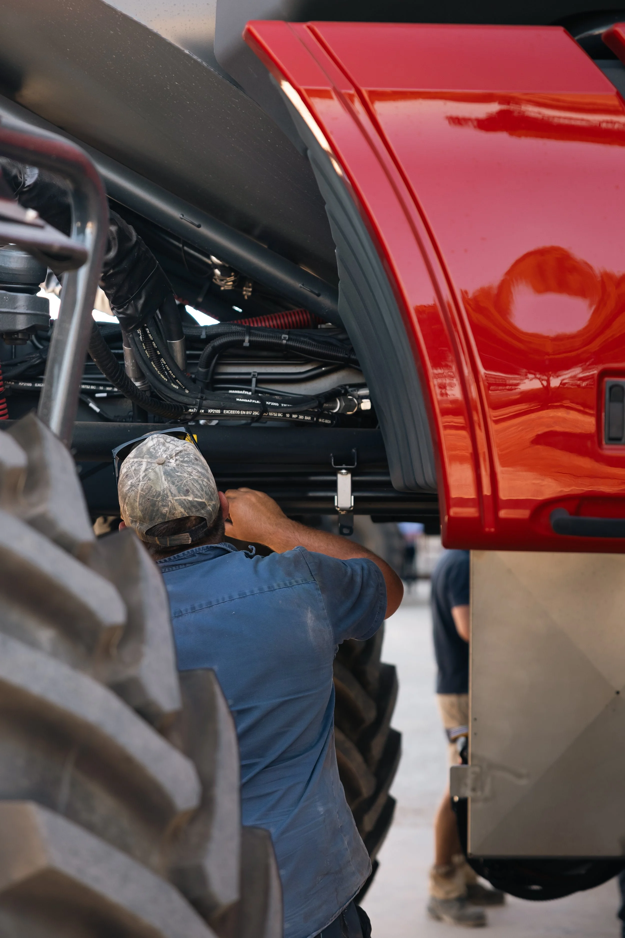 Technician inspecting a HORSCH Leeb SP sprayer in the workshop