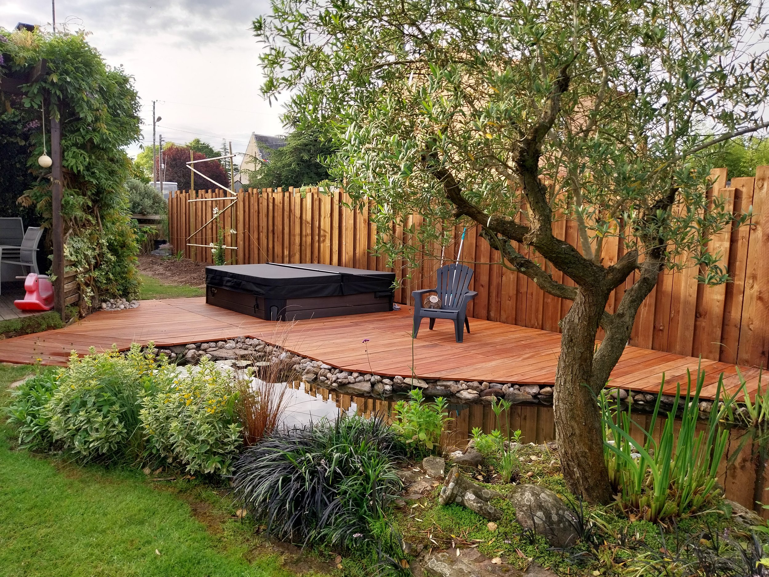 lame de terrasse en bois exotique 21x145 (muiracatira) avec clôture en bois marron