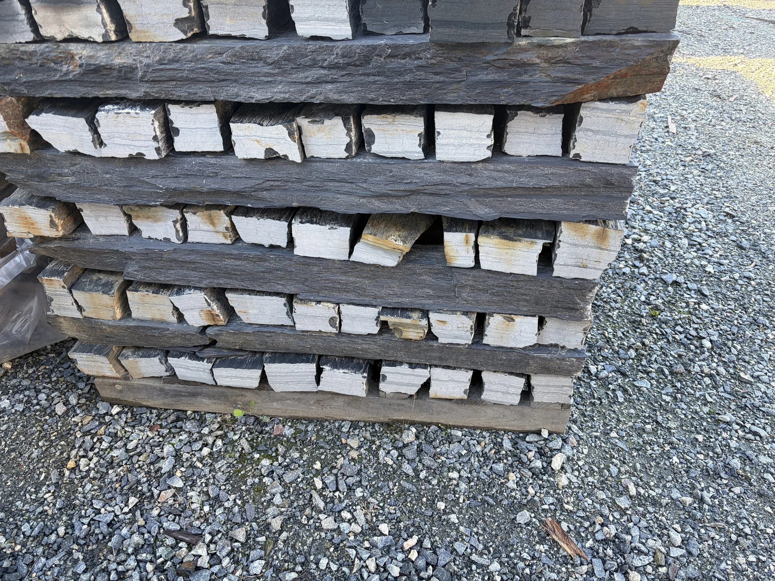 Piquet Schiste 100 x 10 cm - ép. de 6 à 8 cm - 1 bout scié - 1 bout brut - 100 cm