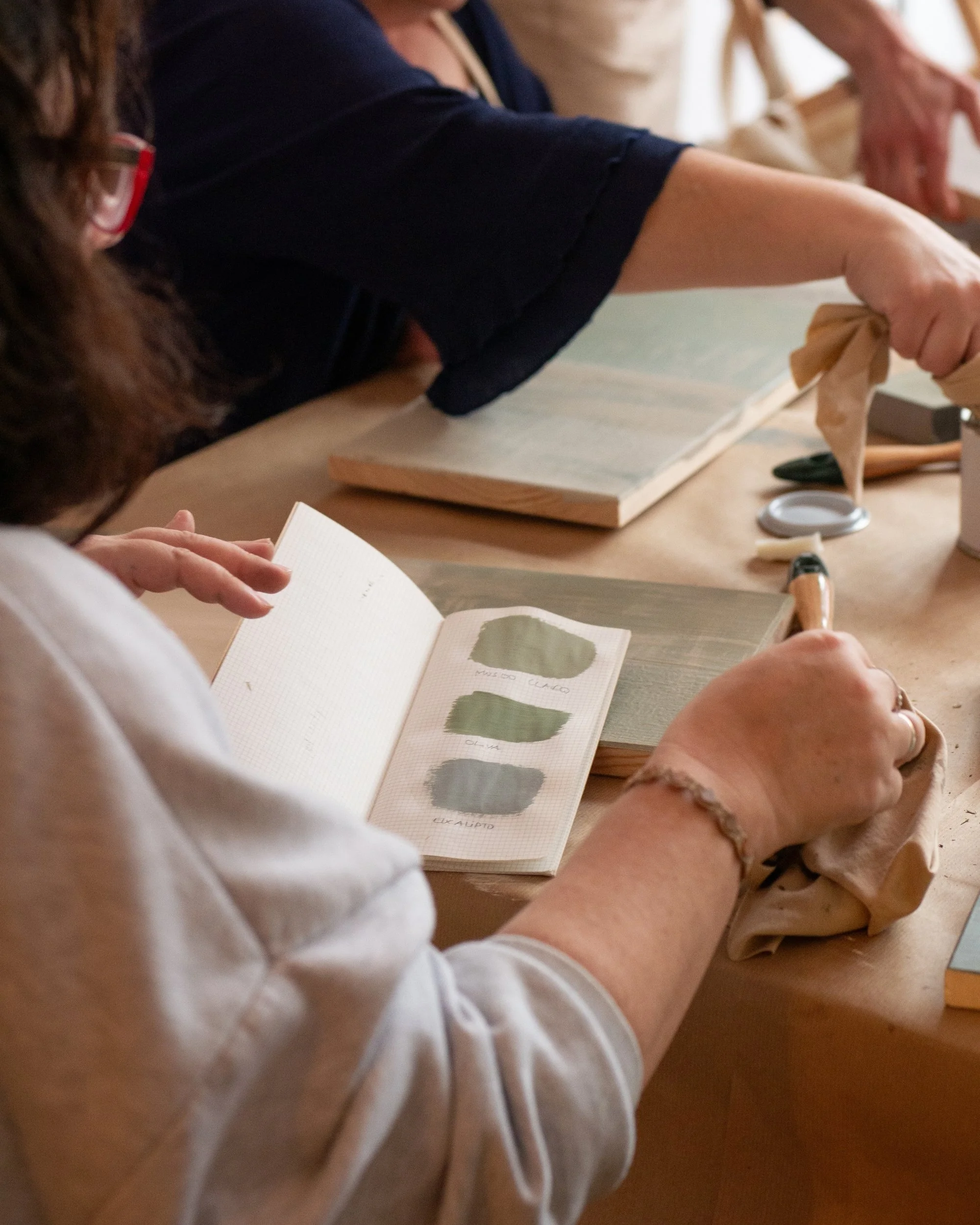 Manos trabajando con materiales durante una experiencia creativa