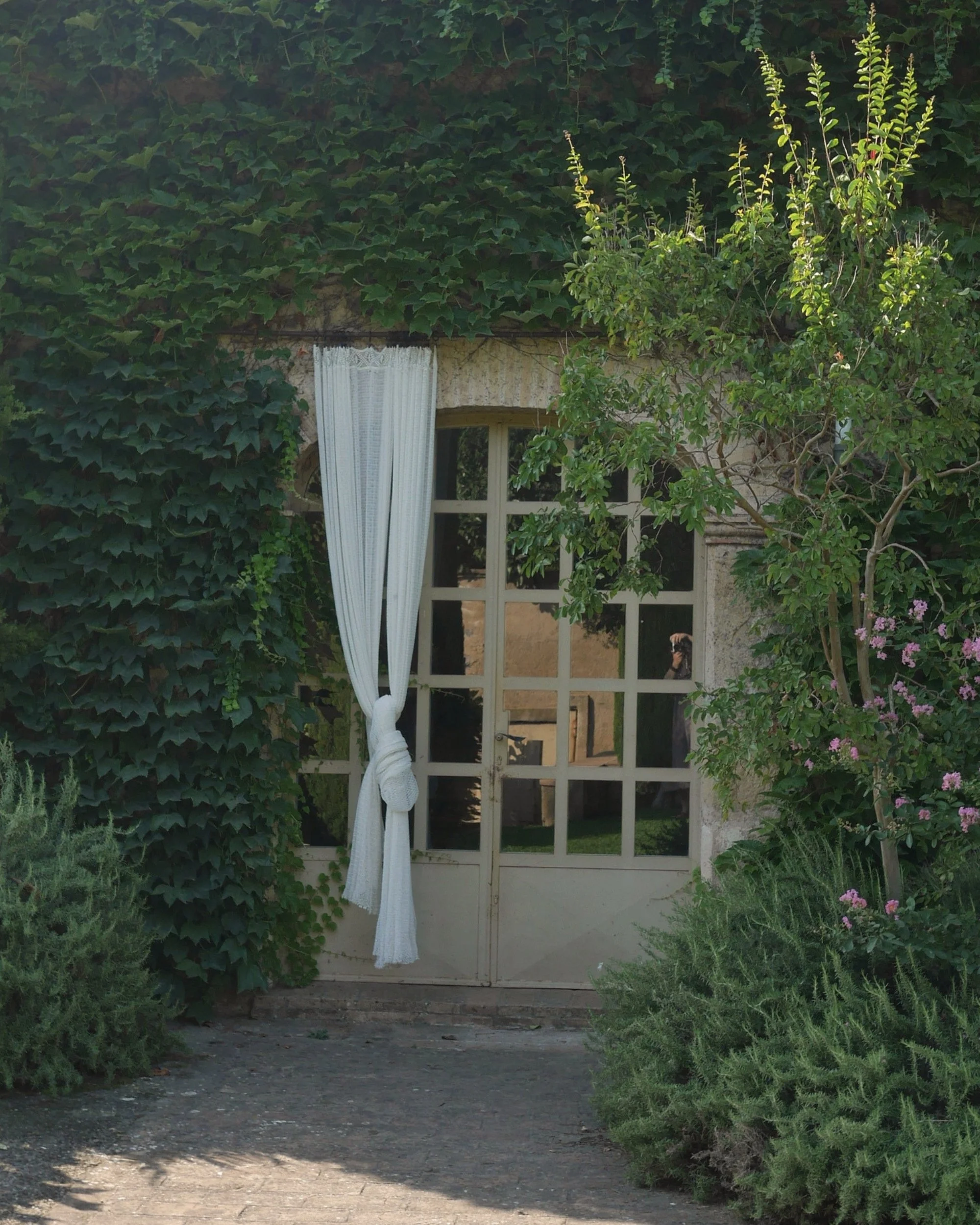 Entrada de la casa del Empordà donde se celebran experiencias de VOLVER