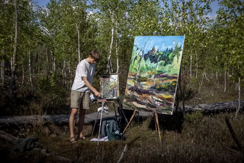Jonas Vasiliauskas painting en plein air in a nature reserve in Lithuania