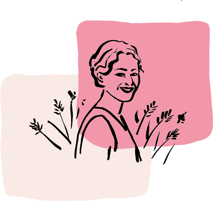 Jeune femme avec des cheveux blonds et un sourire, portant une robe à motif, debout devant un arbre verdoyant en plein air.