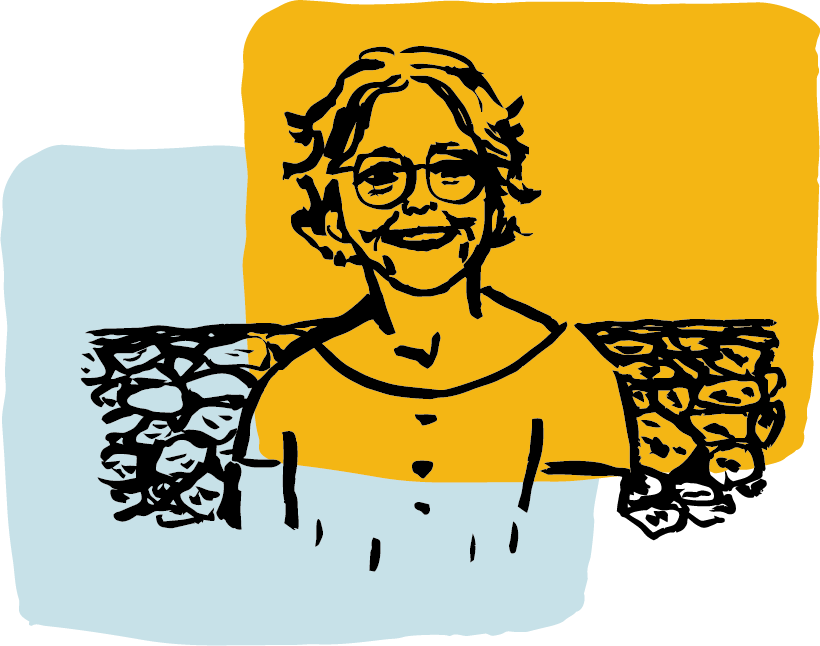 Une femme âgée souriante avec des cheveux gris, portant une chemise bleue, dans un jardin avec des plantes et une maison en arrière-plan.