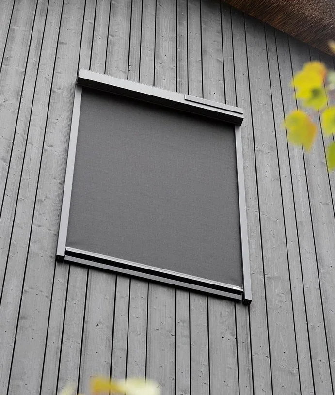 Een geschoven raamdecoratie op de buitenmuur van een modern houten gebouw.