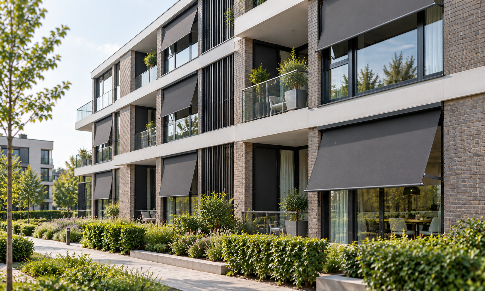 Moderne appartementencomplex met balkonnetjes en tuin, met planten en bomen op de voorgrond.