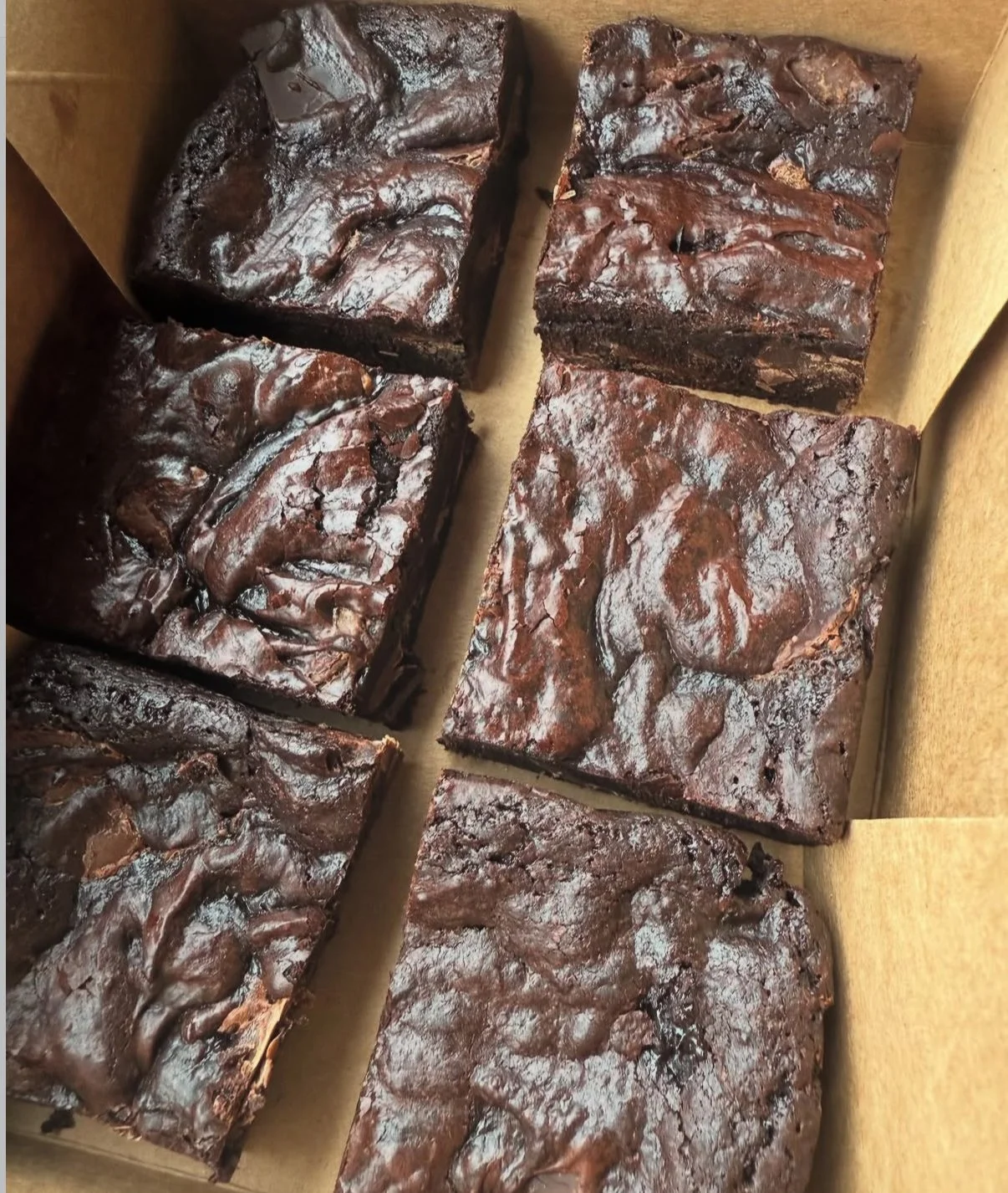 A box of six vegan brownies with vegan chocolate pieces.