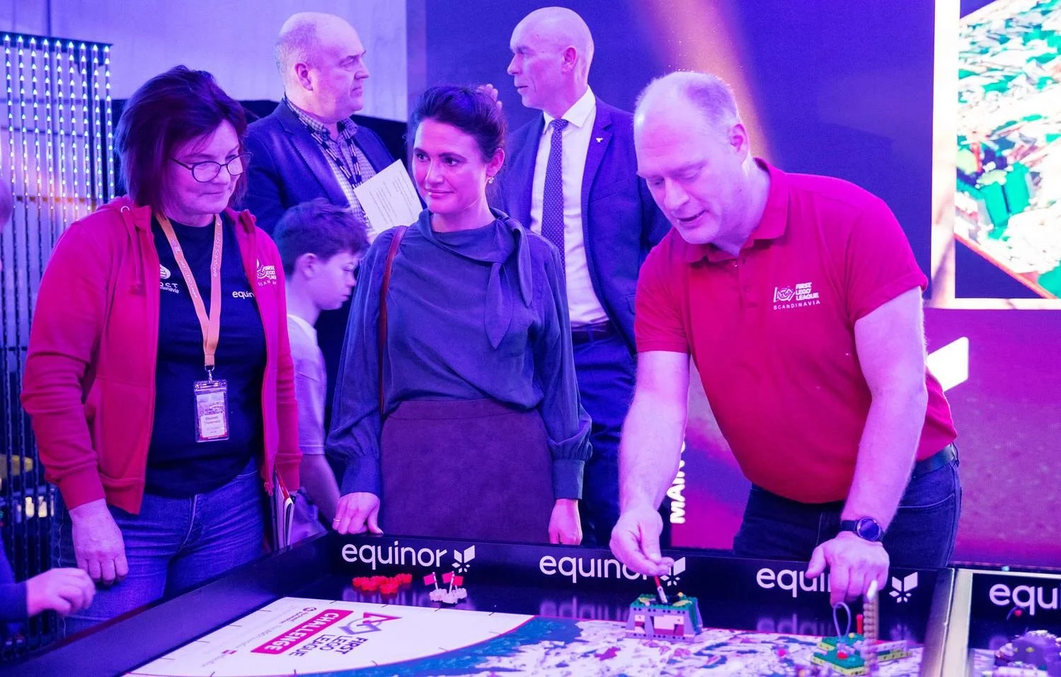 Eirik Jåtten og hovedbanedommer Elisabeth Thielemann viser fram årets robotbane for kunnskapsminister Kari Nessa Nordtun under Skandinavisk finale på Vitenfabrikken i Sandnes.